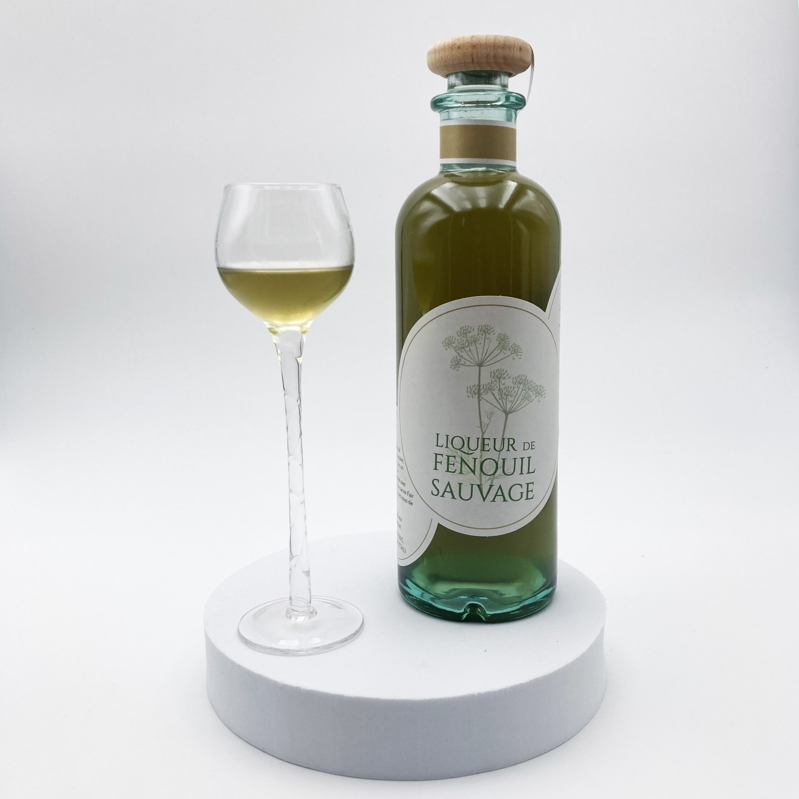 liqueur de fenouil sauvage présentation avec verre à liqueur