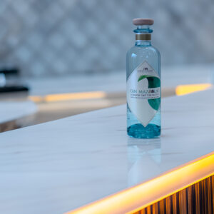 la bouteille de london dry gin Mazaalaï est posée sur un comptoir de bar